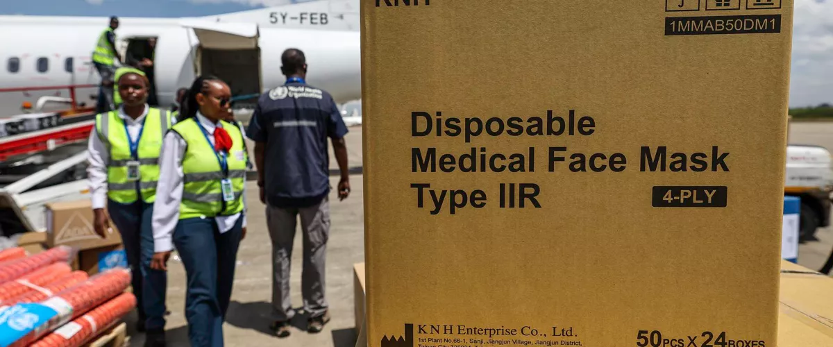 NAIROBI (Kenya), 20/05/2026.- World Health Organization staff members, assisted by Tradewinds Aviation Services staff, load medical supplies onto a United Nations Organization Stabilization Mission in the Democratic Republic of the Congo plane at Jomo Kenyatta International Airport in Nairobi, Kenya, 20 May 2026. The plane is destined for Bunia in the Democratic Republic of the Congo to help combat the Ebola outbreak, carrying PPE, testing kits, and body bags. The WHO has declared that the Ebola disease caused by the Bundibugyo virus in the Democratic Republic of the Congo and Uganda constitutes a public health emergency of international concern (PHEIC). (Kenia) EFE/EPA/DANIEL IRUNGU
