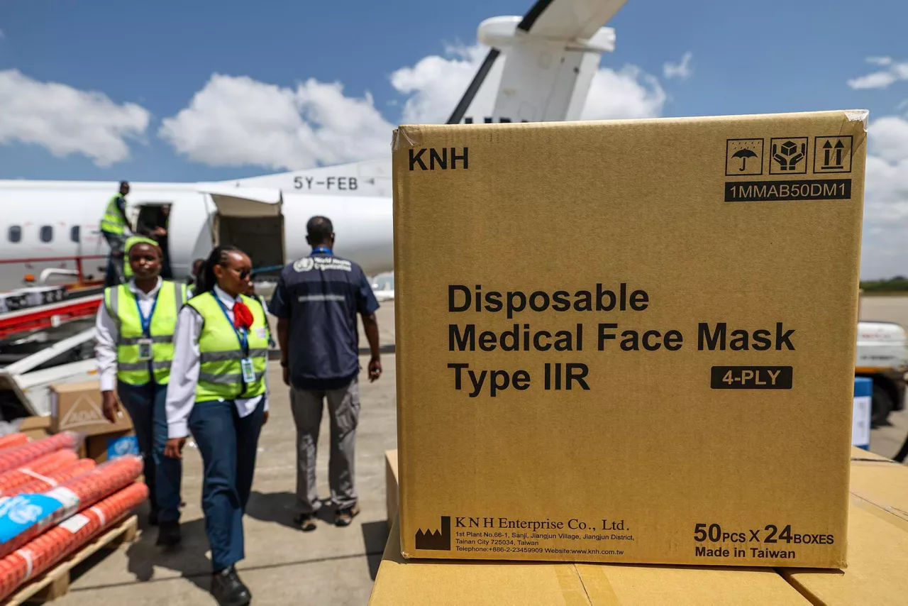 NAIROBI (Kenya), 20/05/2026.- World Health Organization staff members, assisted by Tradewinds Aviation Services staff, load medical supplies onto a United Nations Organization Stabilization Mission in the Democratic Republic of the Congo plane at Jomo Kenyatta International Airport in Nairobi, Kenya, 20 May 2026. The plane is destined for Bunia in the Democratic Republic of the Congo to help combat the Ebola outbreak, carrying PPE, testing kits, and body bags. The WHO has declared that the Ebola disease caused by the Bundibugyo virus in the Democratic Republic of the Congo and Uganda constitutes a public health emergency of international concern (PHEIC). (Kenia) EFE/EPA/DANIEL IRUNGU
