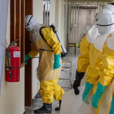 Trabajadores sanitarios con equipos de protección individual (EPI)