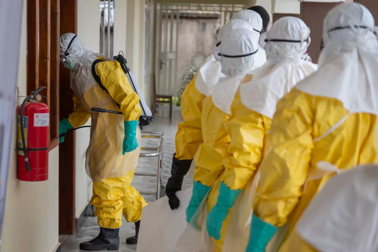 Trabajadores sanitarios con equipos de protección individual (EPI)