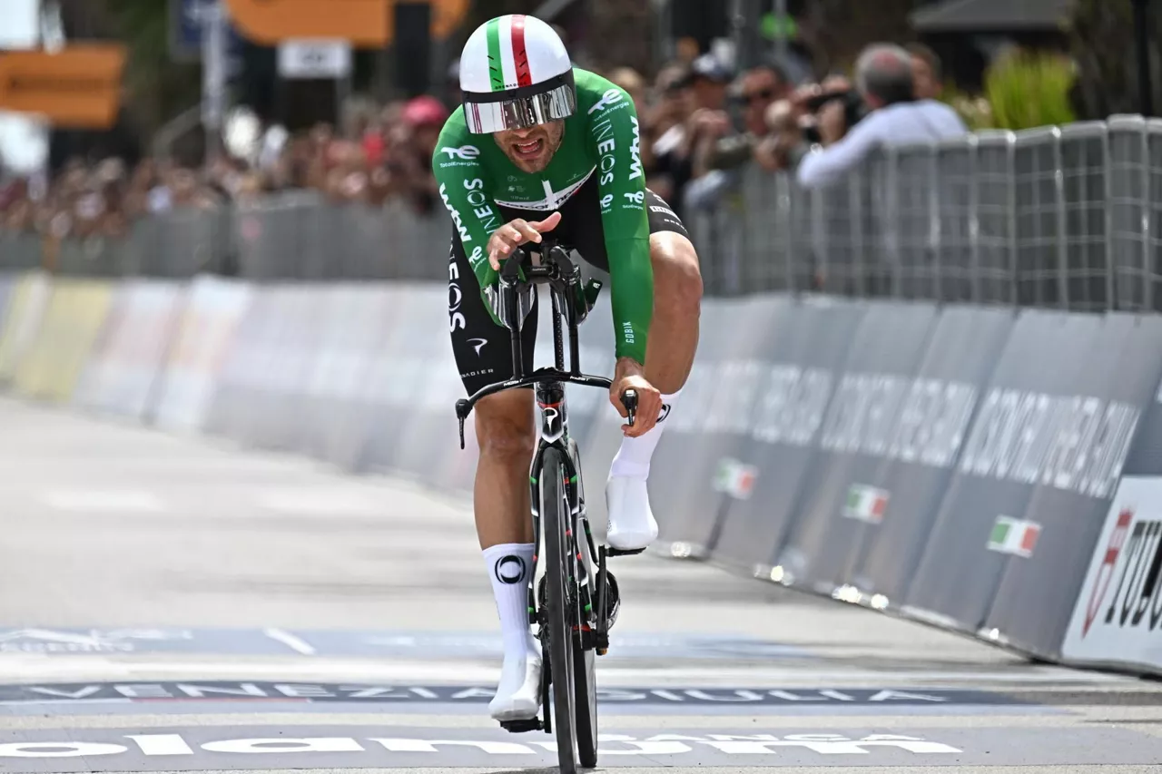 MASSA (Italy), 19/05/2026.- Italian cyclist Filippo Ganna of team Netcompany INEOS crosses the finish line of the 10th stage of the Giro d'Italia 2026, an individual time trial (ITT) over 42 km from Viareggio to Massa, Italy, 19 May 2026. (Ciclismo, Italia) EFE/EPA/LUCA ZENNARO
