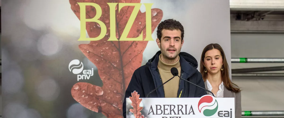 BILBAO, 02/04/2026.- El responsable del Área de Ordenación del Territorio, Javi Ollo (i), y la responsable de Euskara y Cultura del Consejo Nacional de Euzko Gaztedi, Maider Irujo (d), presentan el mitin y el manifiesto del PNV con motivo del Aberri Eguna (Día de la Patria Vasca), que se celebrará el próximo domingo, este jueves, en Bilbao. EFE/Javier Zorrilla
