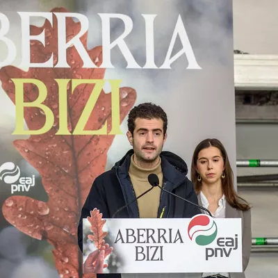 BILBAO, 02/04/2026.- El responsable del Área de Ordenación del Territorio, Javi Ollo (i), y la responsable de Euskara y Cultura del Consejo Nacional de Euzko Gaztedi, Maider Irujo (d), presentan el mitin y el manifiesto del PNV con motivo del Aberri Eguna (Día de la Patria Vasca), que se celebrará el próximo domingo, este jueves, en Bilbao. EFE/Javier Zorrilla
