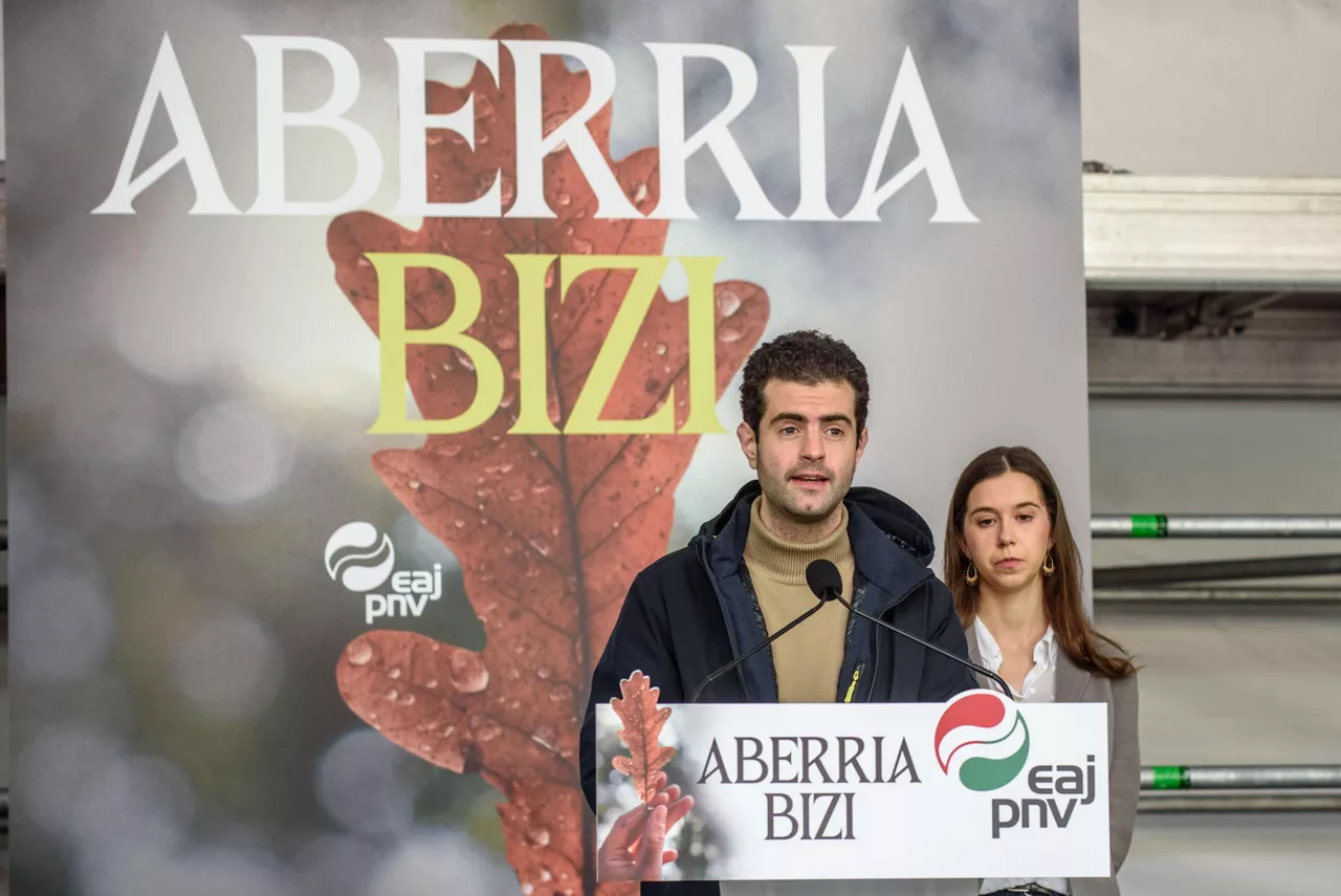 BILBAO, 02/04/2026.- El responsable del Área de Ordenación del Territorio, Javi Ollo (i), y la responsable de Euskara y Cultura del Consejo Nacional de Euzko Gaztedi, Maider Irujo (d), presentan el mitin y el manifiesto del PNV con motivo del Aberri Eguna (Día de la Patria Vasca), que se celebrará el próximo domingo, este jueves, en Bilbao. EFE/Javier Zorrilla
