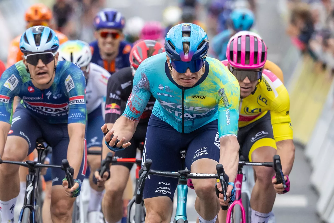 MONTARGIS (France), 09/03/2026.- German Rider Max Kanter (C) of team XDS reacts as he crosses the finish line to win the second stage of the Paris-Nice cycling race, 187 km from Epone to Montargis, France, 09 March 2026. (Ciclismo, Francia) EFE/EPA/CHRISTOPHE PETIT TESSON
