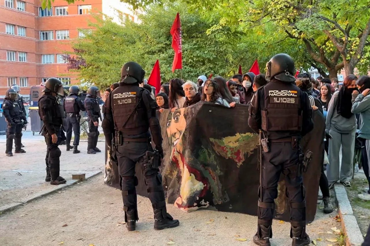 MADRID (ESPAÑA), 14/10/2026.- Frame de un vídeo facilitado por Asamblea Menos Lectivas que muestra agentes de la policía ante los estudiantes que estaban realizando un piquete informativo en frente de la Facultad de Ciencias Físicas en la Universidad Complutense de Madrid este miércoles durante la huelga indefinida por la educación pública. La huelga indefinida por la educación pública en la Comunidad de Madrid ha arrancado este miércoles con una carga policial contra estudiantes que estaban realizando un piquete informativo en la Universidad Complutense de Madrid, además de cinco detenidos por atentado contra la autoridad, según informan a EFE fuentes policiales.EFE/Asamblea Menos Lectivas / SOLO USO EDITORIAL/SOLO DISPONIBLE PARA ILUSTRAR LA NOTICIA QUE ACOMPAÑA (CRÉDITO OBLIGATORIO)
