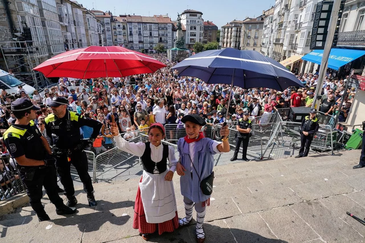 (Foto de ARCHIVO)

Edurne y Celedón Txiki en las fiestas de La Blanca de Vitoria-Gasteiz



REMITIDA / HANDOUT por AYUNTAMIENTO DE VITORIA-GASTEIZ

Fotografía remitida a medios de comunicación exclusivamente para ilustrar la noticia a la que hace referencia la imagen, y citando la procedencia de la imagen en la firma

07/8/2022