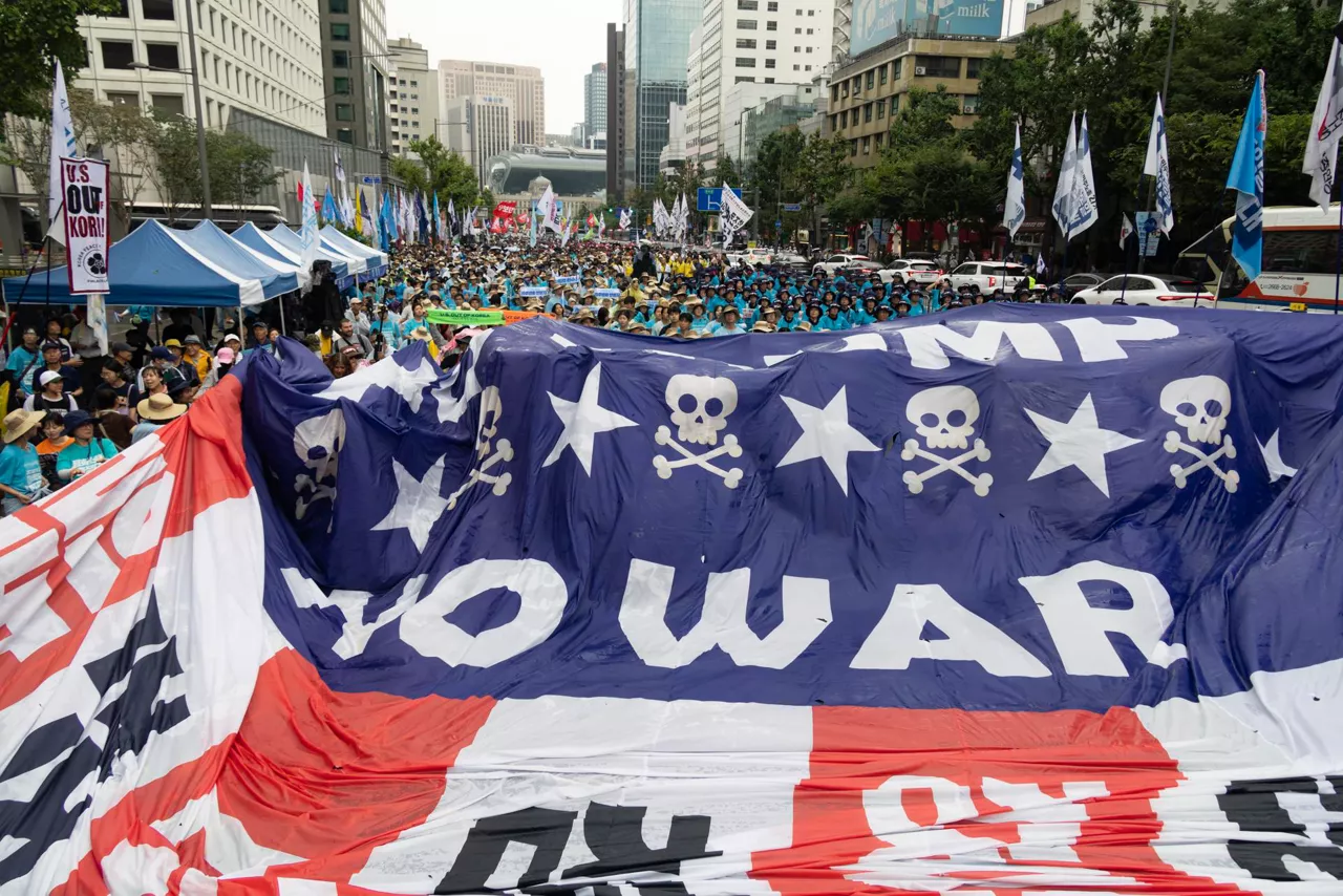 Seoul (Republic Of), 15/08/2026.- Members of civic groups shout, 'U.S. Out of Korea' slogans during a rally against US President Trump's policy toward South Korea in Seoul, South Korea, 15 August 2026. Protesters gathered to demand realization of peace on the Korean Peninsula and the recovery of wartime operational control (OPCON) from the United States. (Protestas, Corea del Sur, Estados Unidos, Seúl) EFE/EPA/JEON HEON-KYUN
