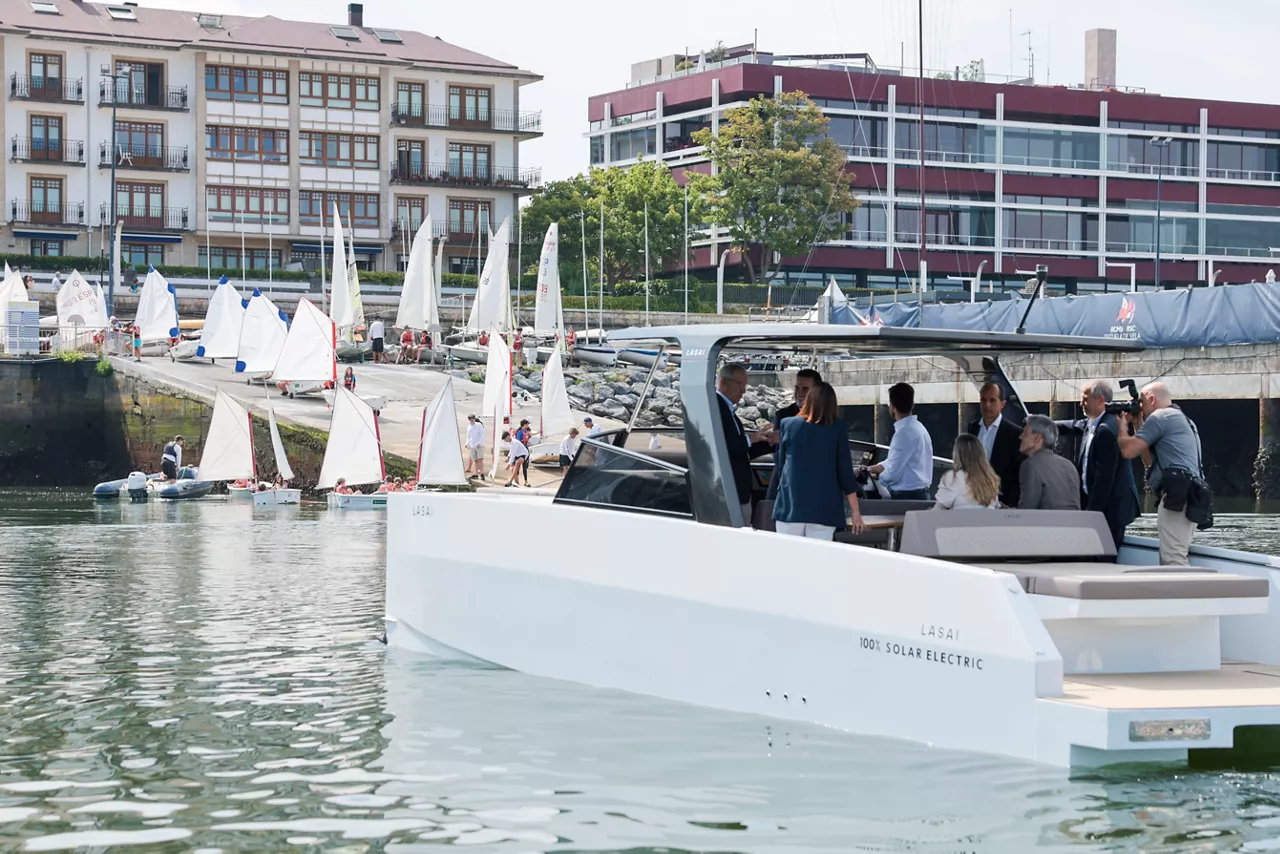 Mikel Jauregi Eusko Jaurlaritzako Industria, Trantsizio Energetikoa eta Jasangarritasuneko sailburua LASAI ontzi elektrikoan