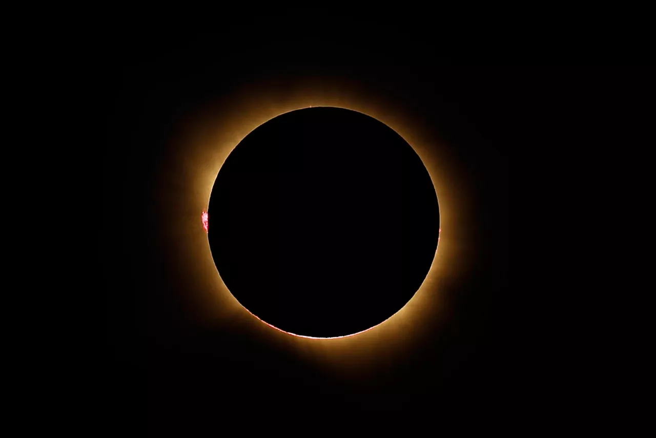 PALAS DE REI (LUGO), 12/08/2026.- Eclipse de sol visto desde Castillo de Pambre en Palas Rei, Lugo, este miércoles. EFE/Eliseo Trigo

