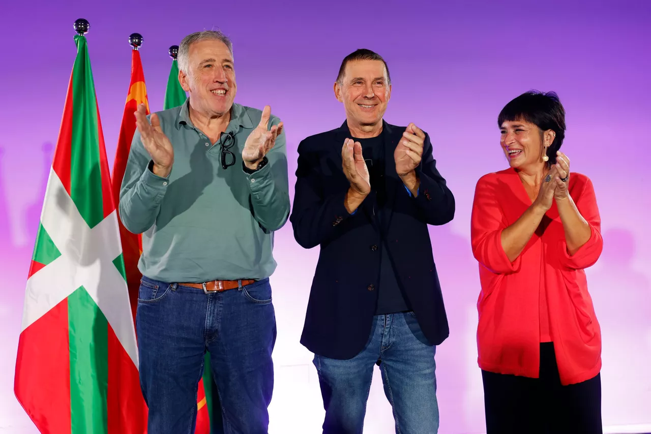 GRAFCAV273. PAMPLONA, 03/10/2026.- El secretario general de EH Bildu, Arnaldo Otegi (c), ha asegurado este sábado que su formación está "del lado de la civilización con todos los que quieran estar en ese lado". "Hay como una raya que divide el planeta en estos momentos: en un lado está la civilización y en el otro la barbarie. Nosotros estamos del lado de la civilización. ¿Con quién? Con todos y todas los que quieran estar en ese lado", ha declarado en el acto celebrado hoy en Pamplona para presentar a los candidatos de EH Bildu a presidir el Gobierno navarro y a la alcaldía de la capital navarra. Otegi ha afirmado que EH Bildu "ha leído bien el momento histórico y ha aprendido de la historia".  EH Bildu ha presentado este sabado a sus candidaturas a la Presidencia de Navarra con Laura Aznal (d) y a la Alcaldía de Pamplona con Joseba Asiron (i).EFE/ Jesús Diges
