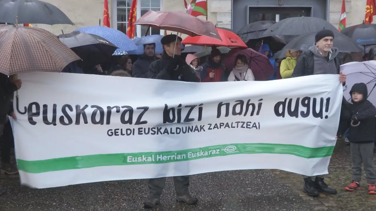 Lau militante epaituko dituzte euskararen aldeko pintaketa bat egiteagatik, eta elkartasuna adierazi diete bertaratutakoek