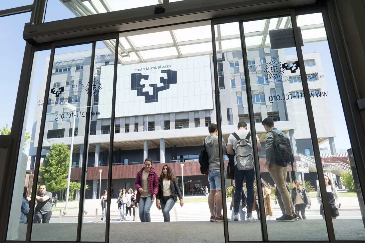 (Foto de ARCHIVO)

Leioa 13-05-2019 Estudiantes en el Campus de Biakaia de UPV/EHU ©MITXI



REMITIDA / HANDOUT por MITXI MITXIFOTOGRAFO@GMAIL.COM

Fotografía remitida a medios de comunicación exclusivamente para ilustrar la noticia a la que hace referencia la imagen, y citando la procedencia de la imagen en la firma

13/5/2019