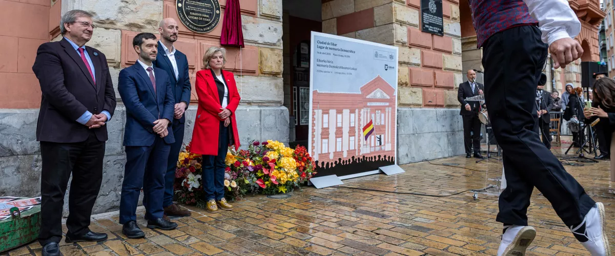 EIBAR (GIPUZKOA), 14/04/2026.- El ministro de Derechos Sociales, Consumo y Agenda 2030, Pablo Bustinduy (2i); el secretario de Estado de Memoria Democrática, Fernando Martínez (d); la viceconsejera vasca de Derechos Humanos, Memoria y Convivencia, Arritxu Marañón; y el alcalde de Jon Iraola (2d); han participado este martes en la celebración del reciente reconocimiento de Eibar como Lugar de Memoria Democrática a la conmemoración anual del Día de la II República, que cobra especial significación en esta localidad guipuzcoana como primera población española en la que proclamó este hito histórico. EFE/Javier Etxezarreta
