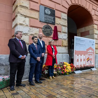 EIBAR (GIPUZKOA), 14/04/2026.- El ministro de Derechos Sociales, Consumo y Agenda 2030, Pablo Bustinduy (2i); el secretario de Estado de Memoria Democrática, Fernando Martínez (d); la viceconsejera vasca de Derechos Humanos, Memoria y Convivencia, Arritxu Marañón; y el alcalde de Jon Iraola (2d); han participado este martes en la celebración del reciente reconocimiento de Eibar como Lugar de Memoria Democrática a la conmemoración anual del Día de la II República, que cobra especial significación en esta localidad guipuzcoana como primera población española en la que proclamó este hito histórico. EFE/Javier Etxezarreta

