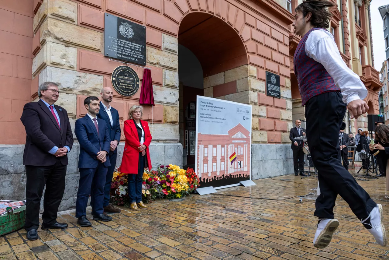 EIBAR (GIPUZKOA), 14/04/2026.- El ministro de Derechos Sociales, Consumo y Agenda 2030, Pablo Bustinduy (2i); el secretario de Estado de Memoria Democrática, Fernando Martínez (d); la viceconsejera vasca de Derechos Humanos, Memoria y Convivencia, Arritxu Marañón; y el alcalde de Jon Iraola (2d); han participado este martes en la celebración del reciente reconocimiento de Eibar como Lugar de Memoria Democrática a la conmemoración anual del Día de la II República, que cobra especial significación en esta localidad guipuzcoana como primera población española en la que proclamó este hito histórico. EFE/Javier Etxezarreta
