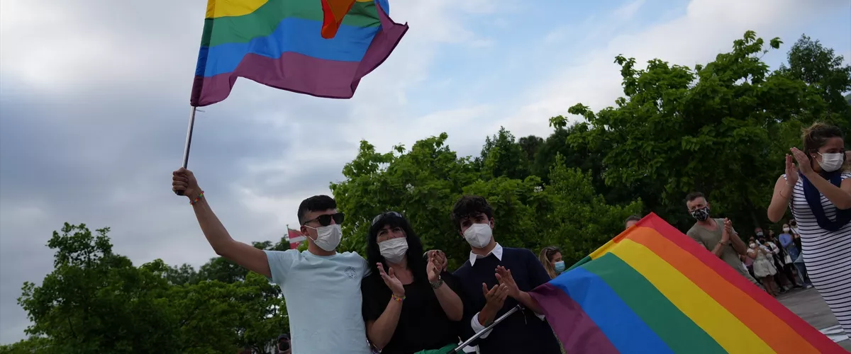(Foto de ARCHIVO)

Ekain, el joven víctima de un ataque homófobo el pasado domingo en Basauri (Bizkaia) ondea una bandera arco iris junto con su madre, y la pareja del joven



H.BILBAO-EUROPA PRESS

10/6/2021