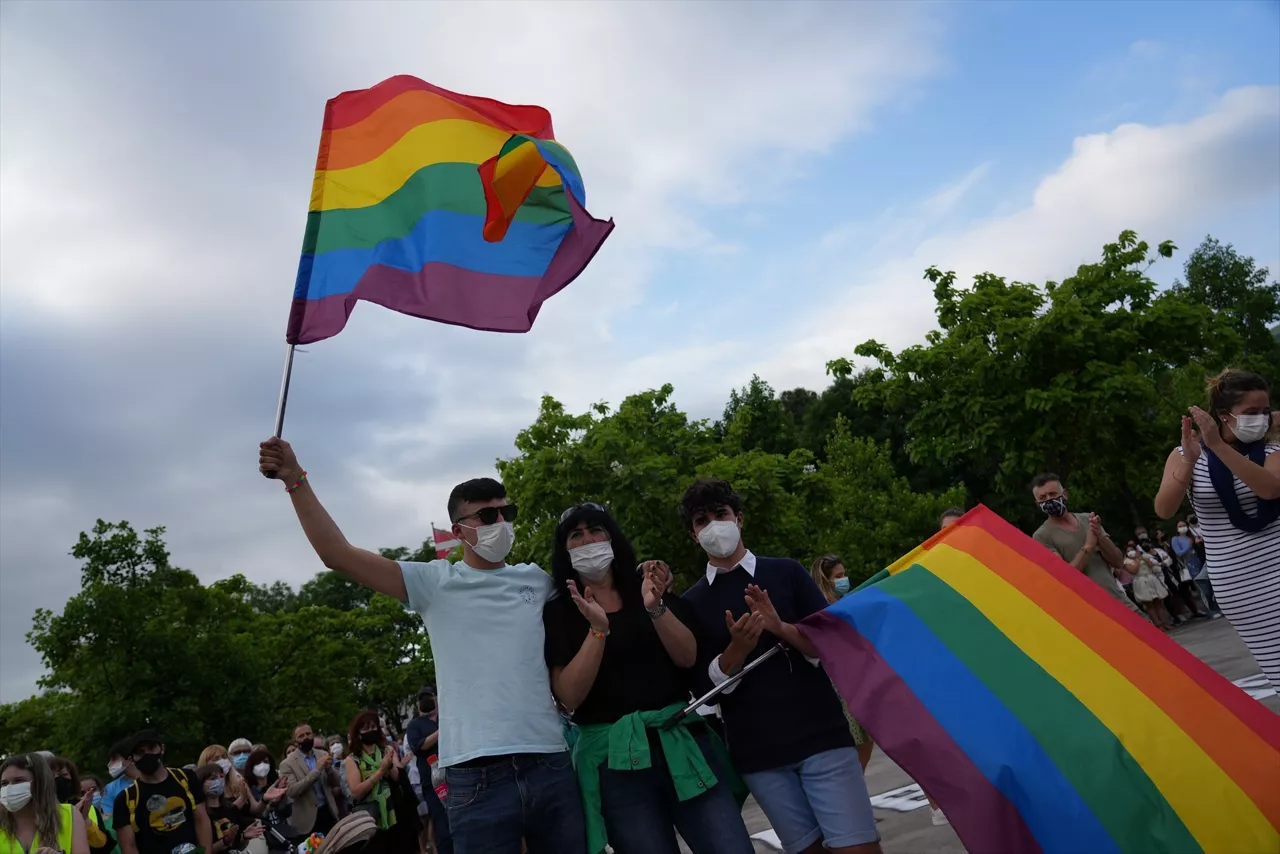 (Foto de ARCHIVO)

Ekain, el joven víctima de un ataque homófobo el pasado domingo en Basauri (Bizkaia) ondea una bandera arco iris junto con su madre, y la pareja del joven



H.BILBAO-EUROPA PRESS

10/6/2021