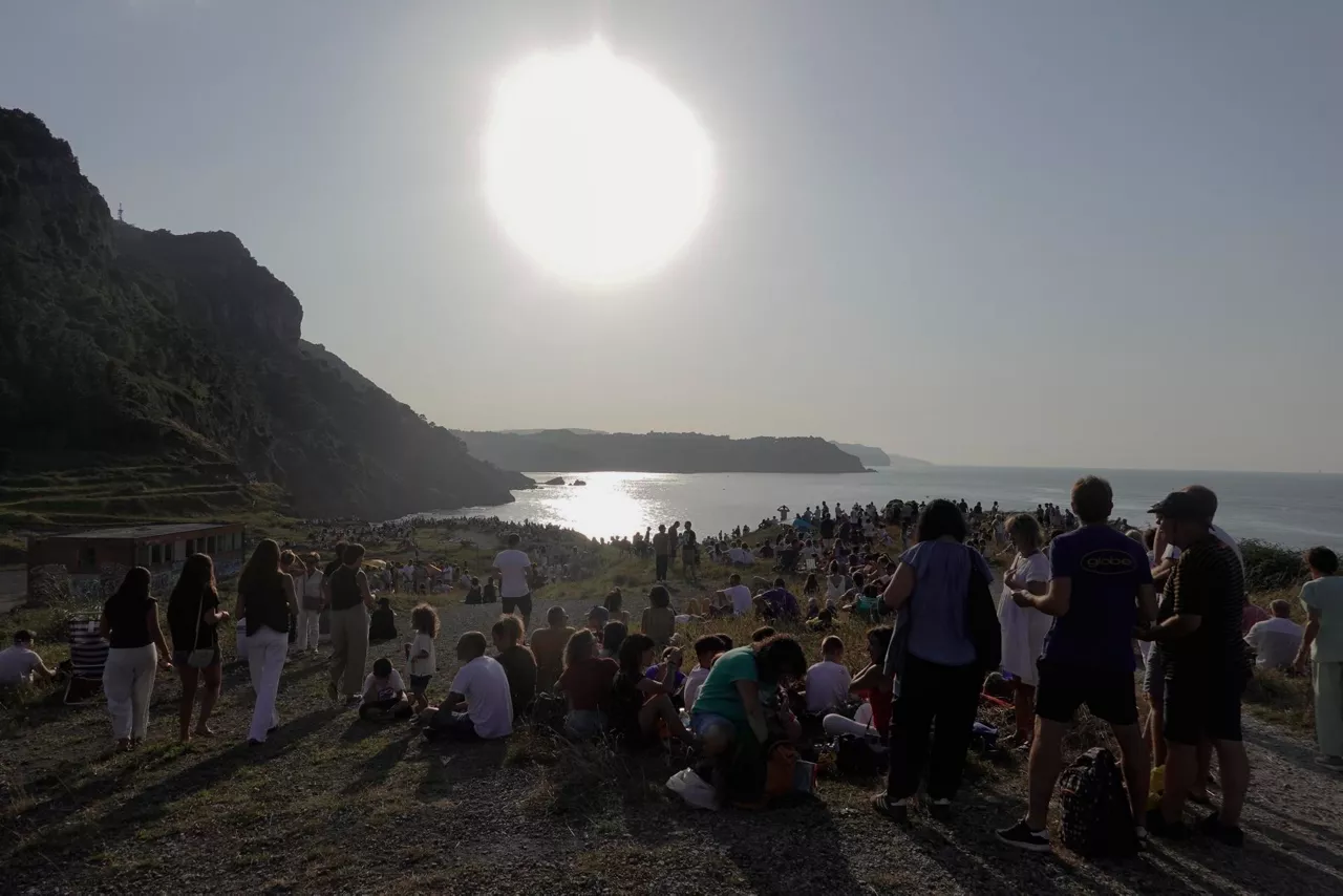 LEKEITIO (VIZCAYA), 12/08/2026.- Cientos de personas se han congregado junto al Faro de Santa Catalina para contemplar el eclipse total de Sol, visible en toda Euskadi, que este miércoles ha despertado gran interés entre los vascos y entre personas de otros lugares que han llenado los alojamientos rurales de la comunidad autónoma, al tiempo que ha obligado al Gobierno Vasco a activar el Plan de Protección Civil (LABI) en fase de alerta. EFE/ Miguel Toña
