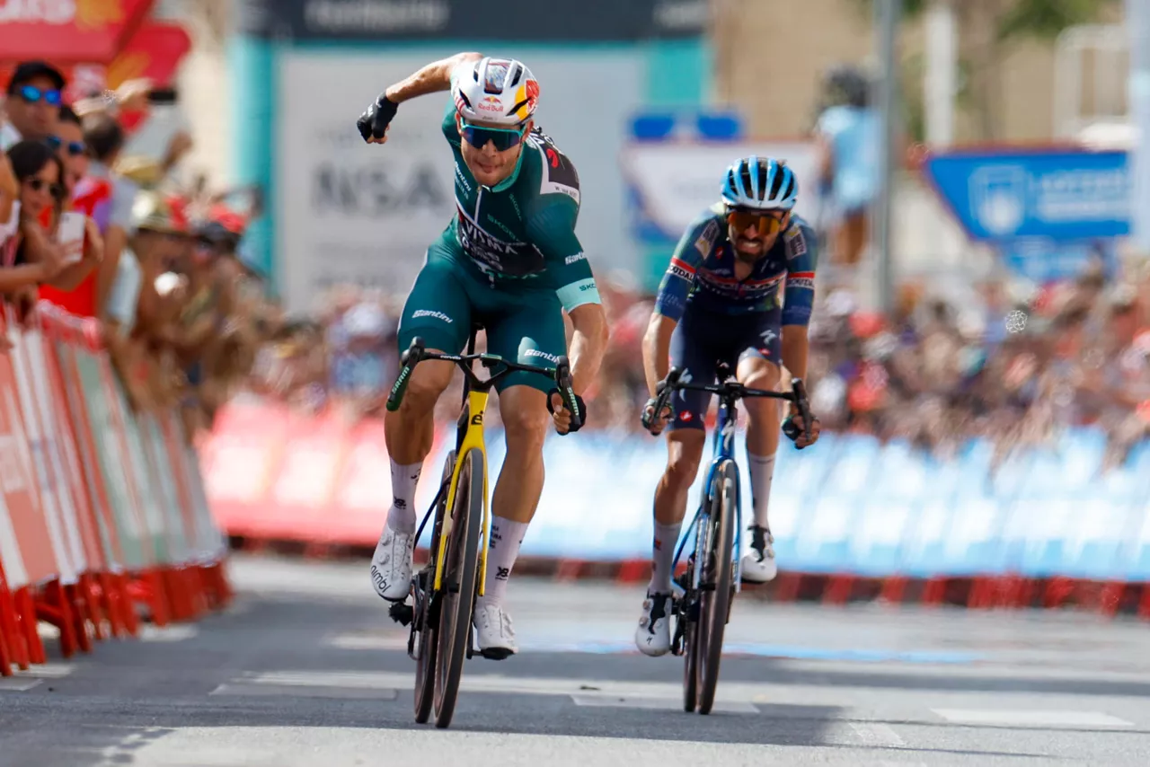 LOJA (GRANADA), 04/09/2026.- El belga Wout Van Aert, del equipoVisma Lease a Bike, se impone en la meta de la 13ª etapa de La Vuelta a España, de 192 km de recorrido entre las localidades de Almuñecar y Loja (Granada). EFE/ Javier Lizón
