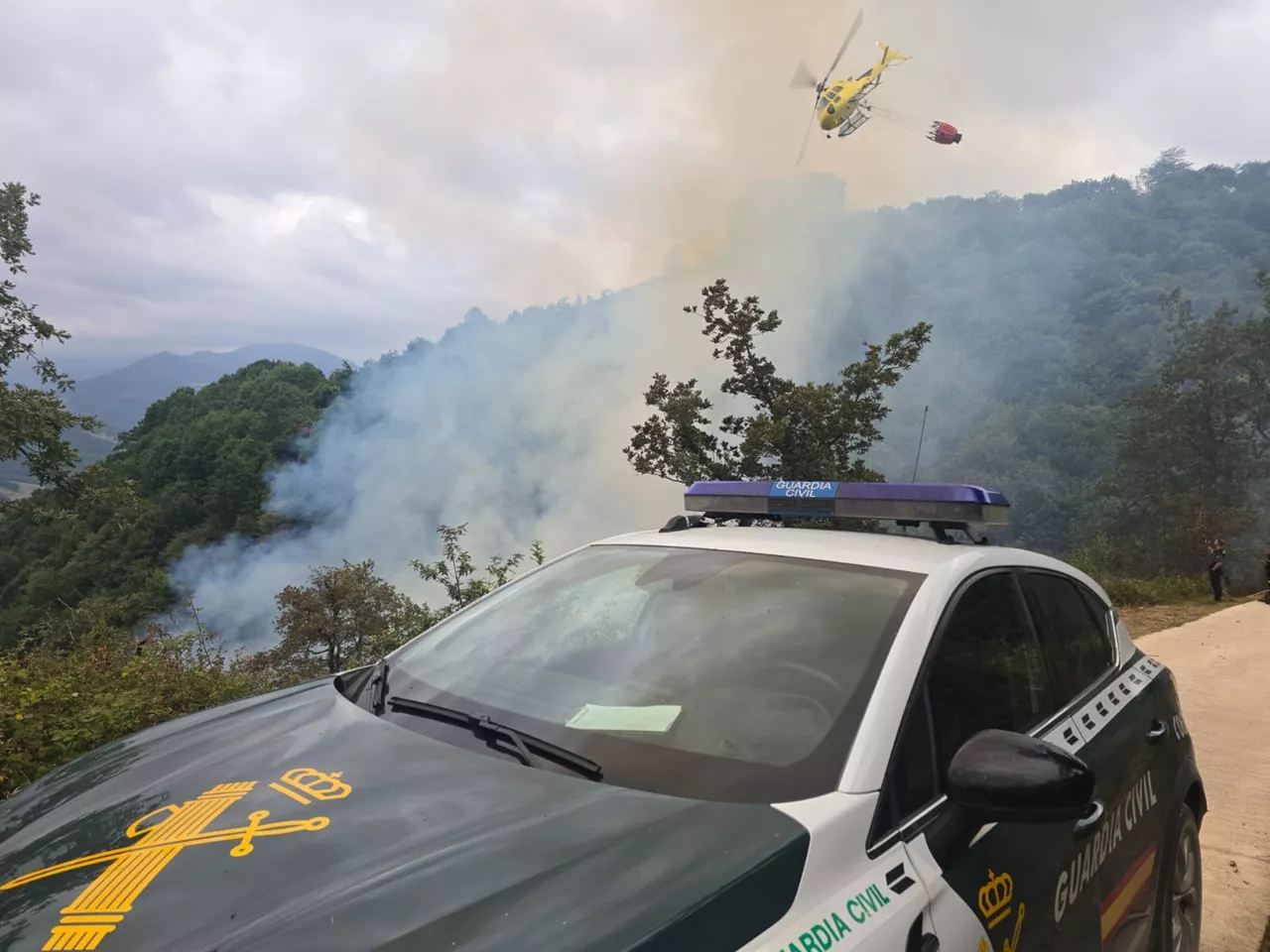 La Guardia Civil de Navarra colabora en las tareas de extinción de un incendio forestal en Baztan.



REMITIDA / HANDOUT por GUARDIA CIVIL DE NAVARRA

Fotografía remitida a medios de comunicación exclusivamente para ilustrar la noticia a la que hace referencia la imagen, y citando la procedencia de la imagen en la firma

25/7/2026