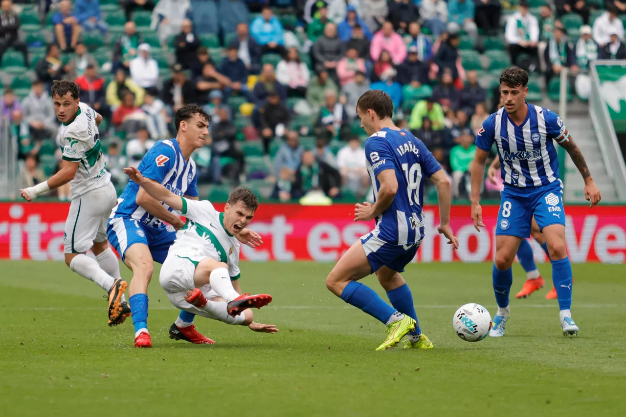 ELCHE (ALICANTE), 09/05/2026.- Jugada durante el partido de la jornada 35 de LaLiga que el Elche y el Alavés disputan este sábado en el estadio Martínez Valero. EFE/Pablo Miranzo
