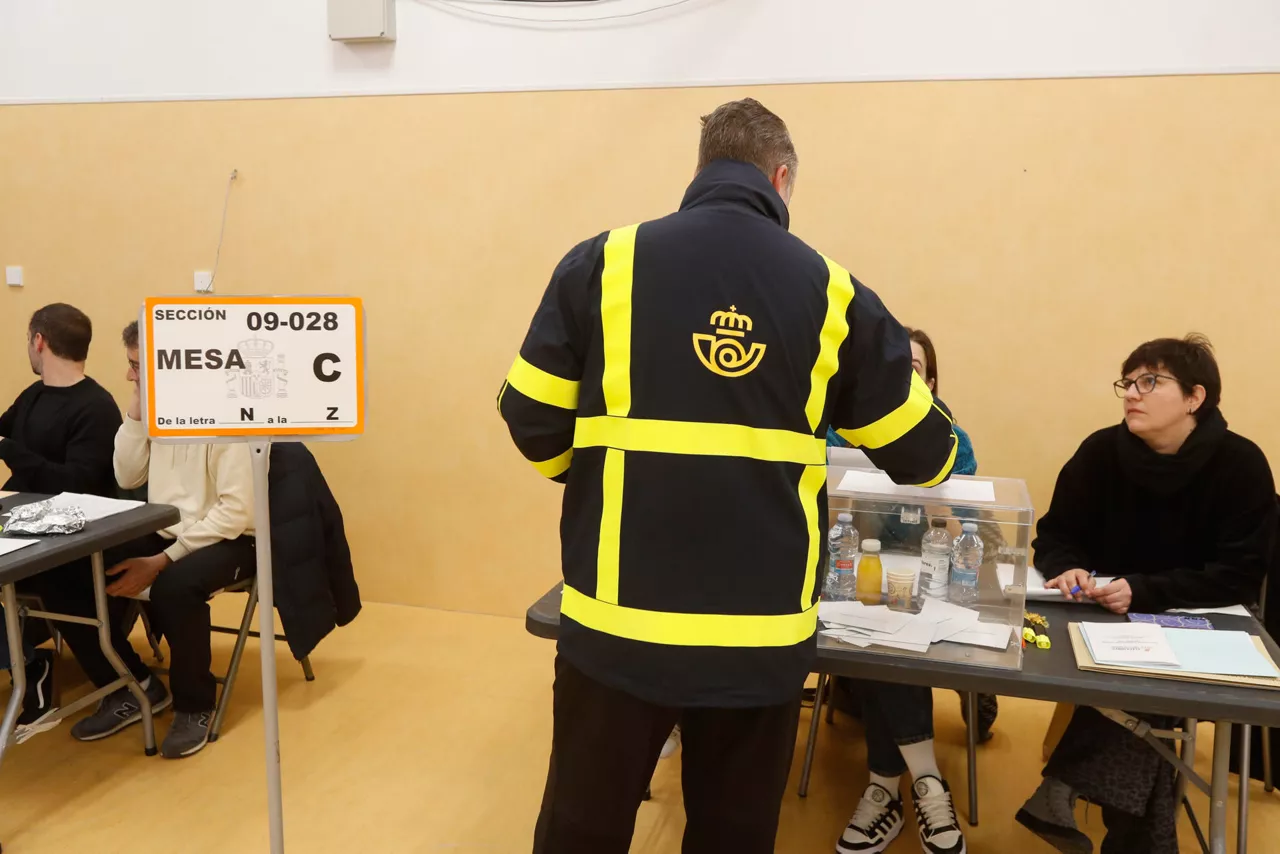 Un empleado de Correos entrega los votos por correo en un colegio electoral de Zaragoza. Foto: EFE
