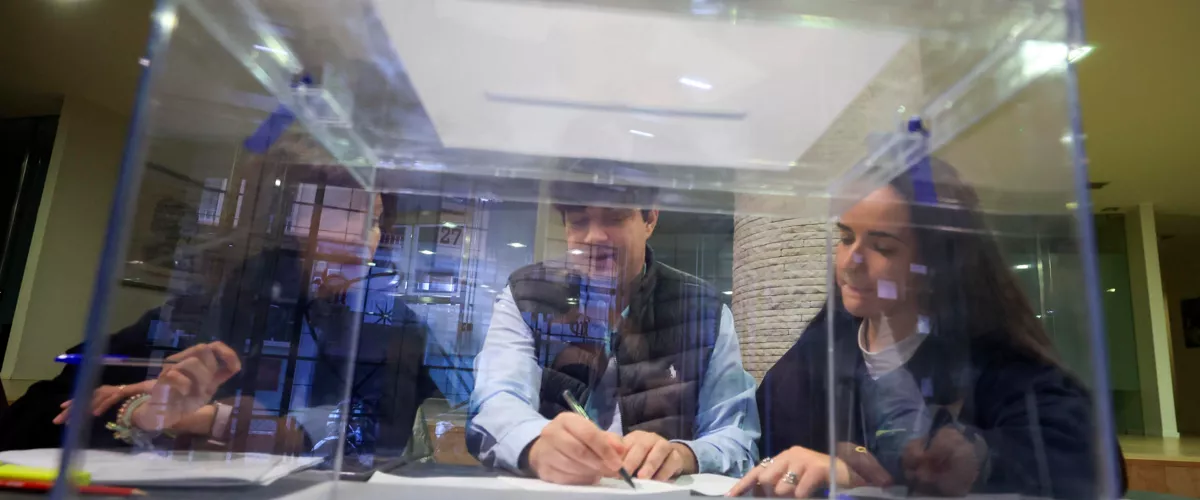 ZARAGOZA, 08/02/2026.- Los miembros de una mesa electoral se preparan para la apertura del colegio electoral este domingo en Zaragoza. Un total de 1.036.325 aragoneses están llamados a votar en los 999 locales electorales que este domingo han abierto sus puertas, a las 9.00 horas, para que la ciudadanía elija a los 67 diputados de las Cortes de Aragón, en los primeros comicios adelantados y en solitario de la historia de la autonomía. EFE/ Javier Cebollada
