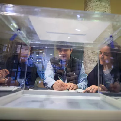 ZARAGOZA, 08/02/2026.- Los miembros de una mesa electoral se preparan para la apertura del colegio electoral este domingo en Zaragoza. Un total de 1.036.325 aragoneses están llamados a votar en los 999 locales electorales que este domingo han abierto sus puertas, a las 9.00 horas, para que la ciudadanía elija a los 67 diputados de las Cortes de Aragón, en los primeros comicios adelantados y en solitario de la historia de la autonomía. EFE/ Javier Cebollada
