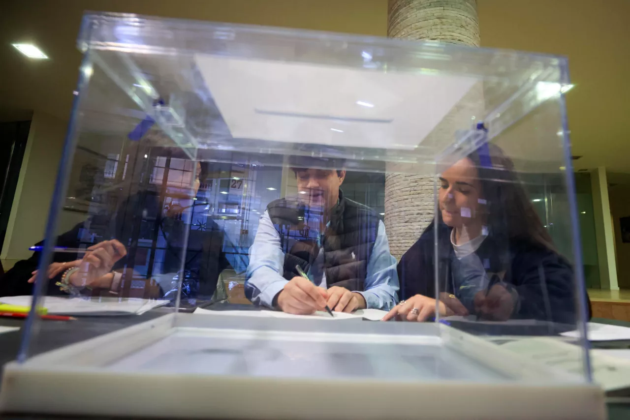 ZARAGOZA, 08/02/2026.- Los miembros de una mesa electoral se preparan para la apertura del colegio electoral este domingo en Zaragoza. Un total de 1.036.325 aragoneses están llamados a votar en los 999 locales electorales que este domingo han abierto sus puertas, a las 9.00 horas, para que la ciudadanía elija a los 67 diputados de las Cortes de Aragón, en los primeros comicios adelantados y en solitario de la historia de la autonomía. EFE/ Javier Cebollada
