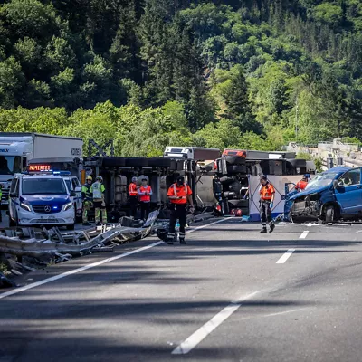 ELGOIBAR (GIPUZKOA), 03/06/2026.- Los cinco ocupantes de una furgoneta han fallecido este miércoles en un accidente en la autopista AP-8, en Elgoibar (Gipuzkoa), tras colisionar su vehículo contra un camión cisterna, ha informado el Departamento vasco de Seguridad. El accidente se ha producido sobre las 9.15 horas por causas que se desconocen. El conductor del camión ha resultado herido y ha sido trasladado a un centro hospitalario. EFE/Javier Etxezarreta
