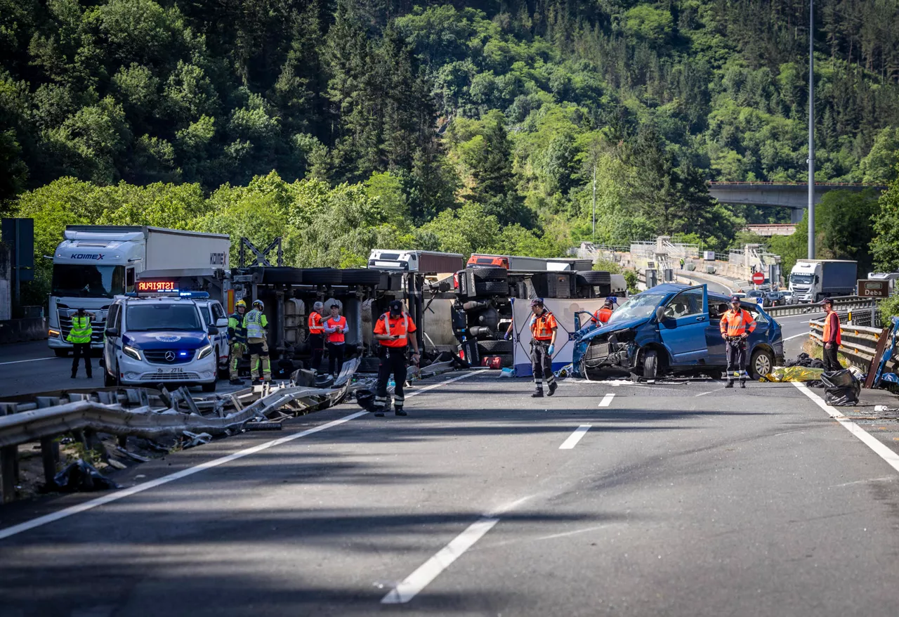 ELGOIBAR (GIPUZKOA), 03/06/2026.- Los cinco ocupantes de una furgoneta han fallecido este miércoles en un accidente en la autopista AP-8, en Elgoibar (Gipuzkoa), tras colisionar su vehículo contra un camión cisterna, ha informado el Departamento vasco de Seguridad. El accidente se ha producido sobre las 9.15 horas por causas que se desconocen. El conductor del camión ha resultado herido y ha sido trasladado a un centro hospitalario. EFE/Javier Etxezarreta

