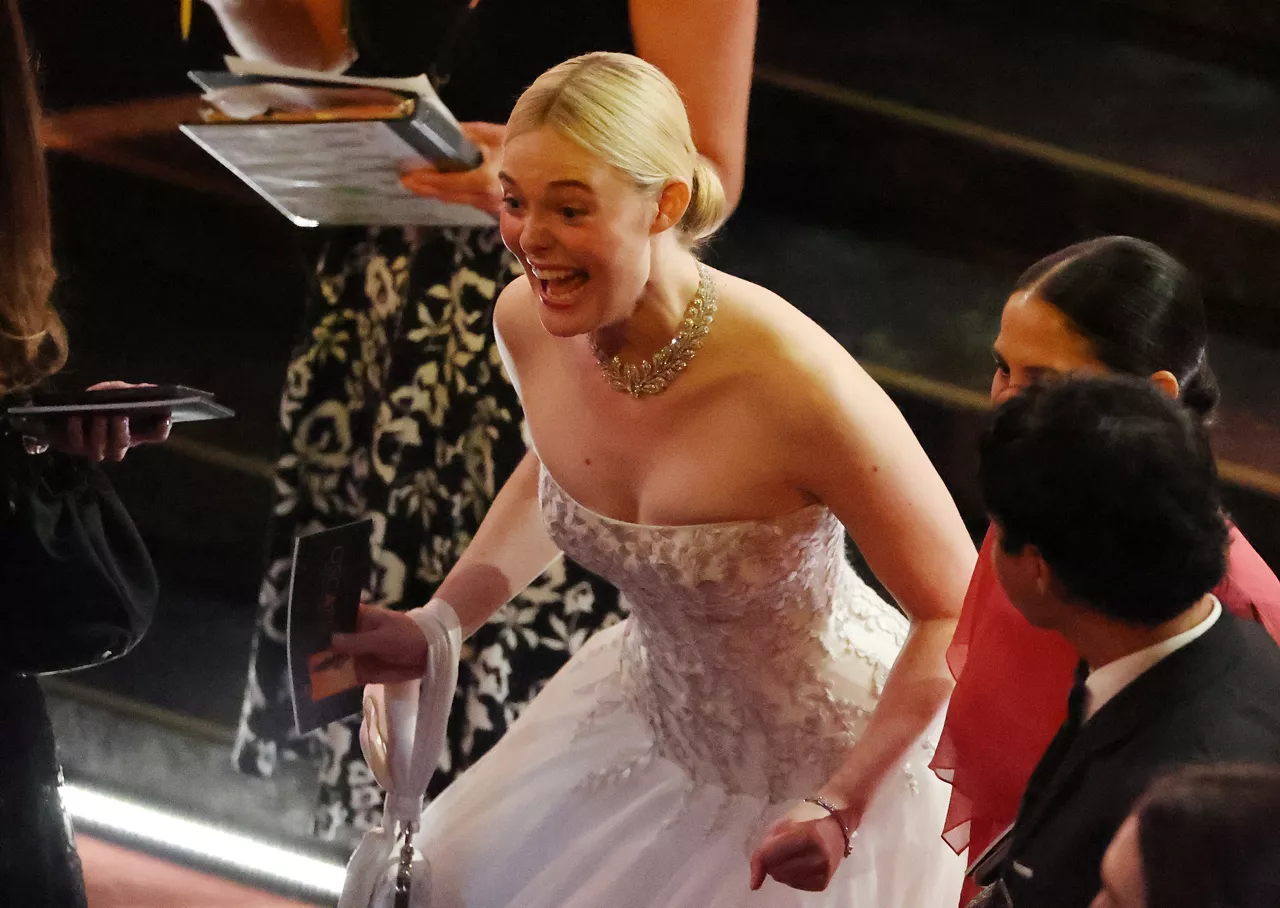 LOS ANGELES (United States), 16/03/2026.- Elle Fanning (C) reacts to seeing Stellan Skarsgard (not pictured) ahead of the 98th annual Academy Awards ceremony at the Dolby Theatre in Los Angeles, California, USA, 15 March 2026. EFE/EPA/CHRIS TORRES
