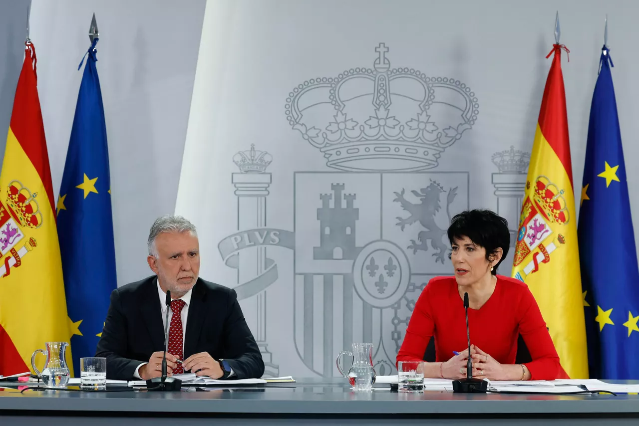 El ministro de Política Territorial y Memoria Democrática, Ángel Víctor Torres,y la portavoz del Gobierno y ministra de Inclusión, Seguridad Social y Migraciones, Elma Saiz, durante la rueda de prensa posterior a la reunión del Consejo de Ministros, este martes en Moncloa. EFE