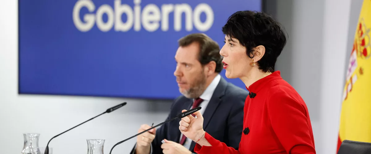MADRID, 23/12/2025.- La ministra de Inclusión, Seguridad Social y Migraciones y nueva portavoz del Gobierno, Elma Saiz, y el ministro de Transportes, Óscar Puente, durante la rueda de prensa posterior a la última reunión del año del Consejo de Ministros, este martes, en el complejo del Palacio de la Moncloa. EFE/Chema Moya
