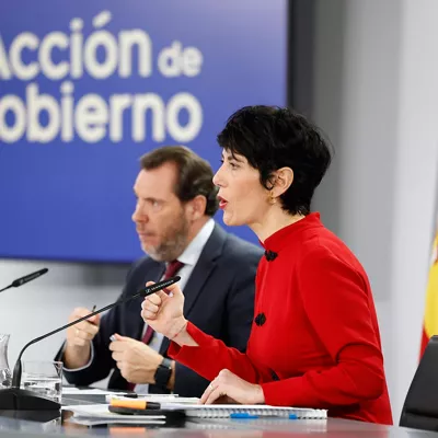MADRID, 23/12/2025.- La ministra de Inclusión, Seguridad Social y Migraciones y nueva portavoz del Gobierno, Elma Saiz, y el ministro de Transportes, Óscar Puente, durante la rueda de prensa posterior a la última reunión del año del Consejo de Ministros, este martes, en el complejo del Palacio de la Moncloa. EFE/Chema Moya
