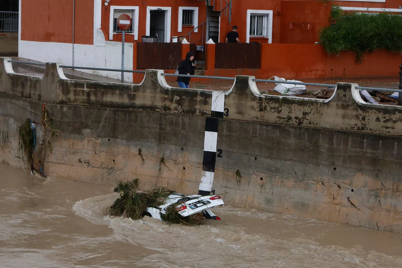 DENIA (ALICANTE), 19/10/2026.- Vista de los destrozos provocados por las inundaciones a consecuencia del paso de la dana Adam en la localidad alicantina de Els Poblets, este lunes. La Generalitat está elaborando una orden de confinamiento en los municipios del litoral sur de Valencia y norte de Alicante afectados por las fuertes lluvias que ya dejan acumulados de más de 650 l/m2 y ha llevado a Emergencias a activar helicópteros para poder rescatar a personas afectadas por las inundaciones. EFE/ Morell
