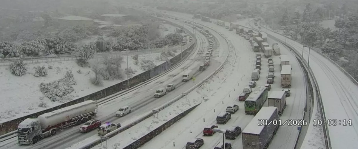LA BERZOSA (ESPAÑA), 28/01/2026.- Vista de la carretera nevada a primera hora a la altura de La Berzosa, Madrid este miércoles. El temporal de frío, lluvia y nieve que atraviesa estos días la península mantiene afectados todos los puertos en la Comunidad Madrid por las consecuencias del hielo y la nieve, según ha informado Emergencias 112 Comunidad de Madrid en sus redes sociales. EFE/ X/DGT / SOLO USO EDITORIAL/SOLO DISPONIBLE PARA ILUSTRAR LA NOTICIA QUE ACOMPAÑA (CRÉDITO OBLIGATORIO)
