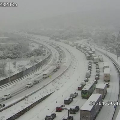 LA BERZOSA (ESPAÑA), 28/01/2026.- Vista de la carretera nevada a primera hora a la altura de La Berzosa, Madrid este miércoles. El temporal de frío, lluvia y nieve que atraviesa estos días la península mantiene afectados todos los puertos en la Comunidad Madrid por las consecuencias del hielo y la nieve, según ha informado Emergencias 112 Comunidad de Madrid en sus redes sociales. EFE/ X/DGT / SOLO USO EDITORIAL/SOLO DISPONIBLE PARA ILUSTRAR LA NOTICIA QUE ACOMPAÑA (CRÉDITO OBLIGATORIO)
