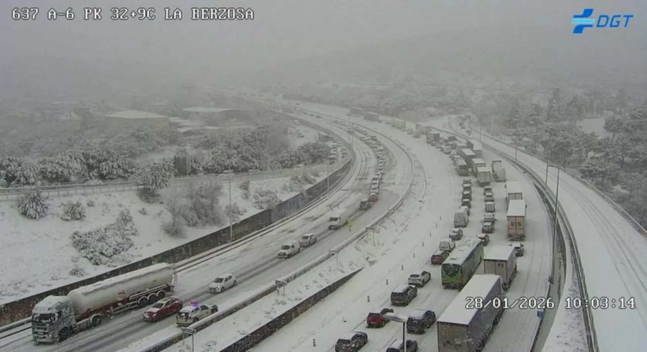 LA BERZOSA (ESPAÑA), 28/01/2026.- Vista de la carretera nevada a primera hora a la altura de La Berzosa, Madrid este miércoles. El temporal de frío, lluvia y nieve que atraviesa estos días la península mantiene afectados todos los puertos en la Comunidad Madrid por las consecuencias del hielo y la nieve, según ha informado Emergencias 112 Comunidad de Madrid en sus redes sociales. EFE/ X/DGT / SOLO USO EDITORIAL/SOLO DISPONIBLE PARA ILUSTRAR LA NOTICIA QUE ACOMPAÑA (CRÉDITO OBLIGATORIO)
