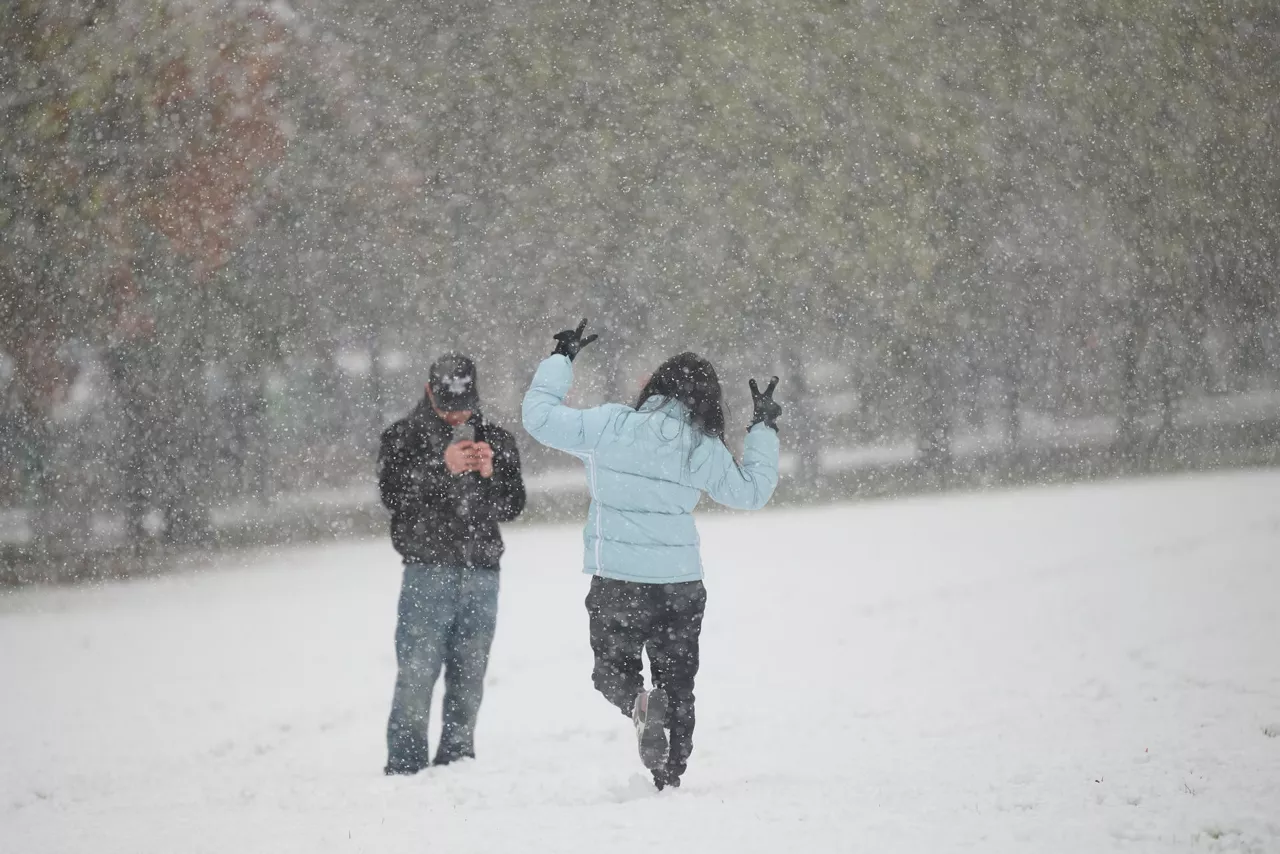 PAMPLONA, 21/11/2025.- Aspecto que presenta la Vuelta del Castillo de Pamplona este viernes, jornada en la que las nevadas de las últimas horas están ocasionando afecciones al tráfico especialmente en la A-15, dentro de la red principal, y en varias vías secundarias, sin que por el momento se tenga constancia de incidencias reseñables. EFE/ Iñaki Porto
