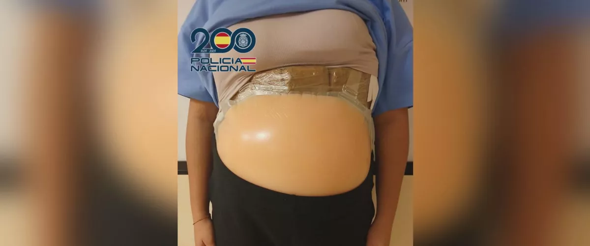 Detenida en Barajas por ocultar dos kilos de cocaína haciéndose pasar por embarazada
