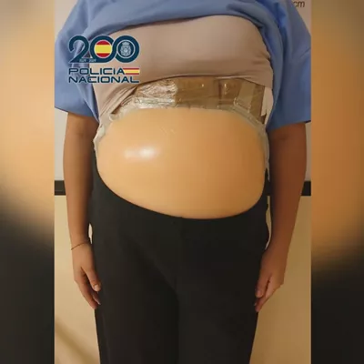 Detenida en Barajas por ocultar dos kilos de cocaína haciéndose pasar por embarazada
