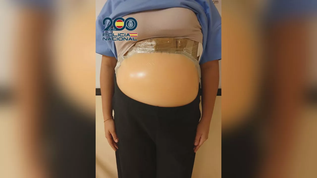 Detenida en Barajas por ocultar dos kilos de cocaína haciéndose pasar por embarazada
