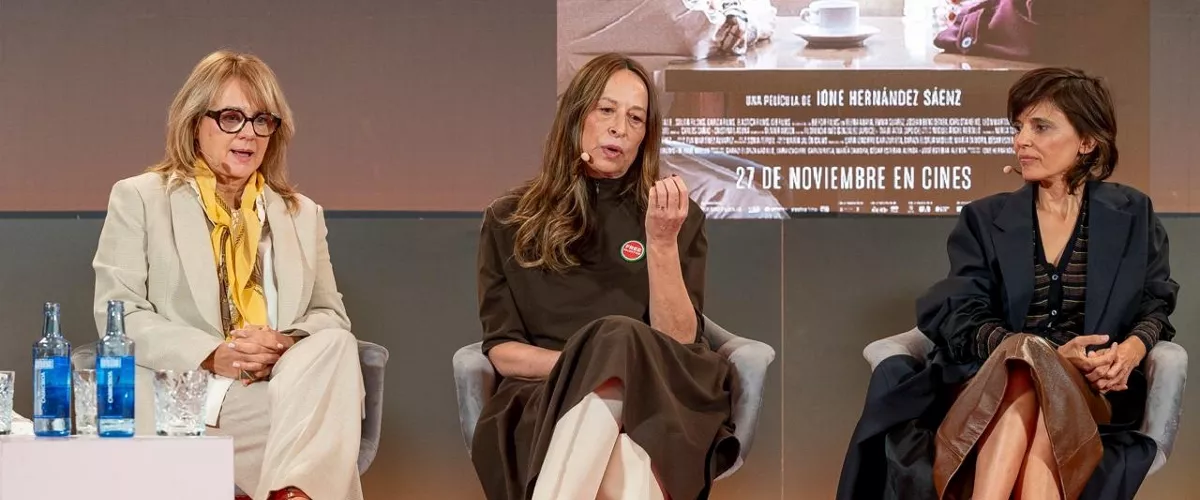 Emma Suárez, Ione Hernández y Elena Anaya en una rueda de prensa para presentar 'Hermanas' en la 71 Seminci.



REMITIDA / HANDOUT por SEMINCI

Fotografía remitida a medios de comunicación exclusivamente para ilustrar la noticia a la que hace referencia la imagen, y citando la procedencia de la imagen en la firma

25/10/2026