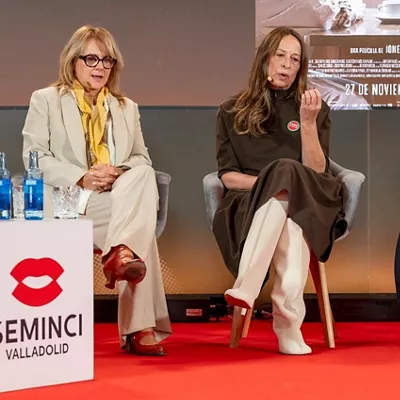Emma Suárez, Ione Hernández y Elena Anaya en una rueda de prensa para presentar 'Hermanas' en la 71 Seminci.



REMITIDA / HANDOUT por SEMINCI

Fotografía remitida a medios de comunicación exclusivamente para ilustrar la noticia a la que hace referencia la imagen, y citando la procedencia de la imagen en la firma

25/10/2026