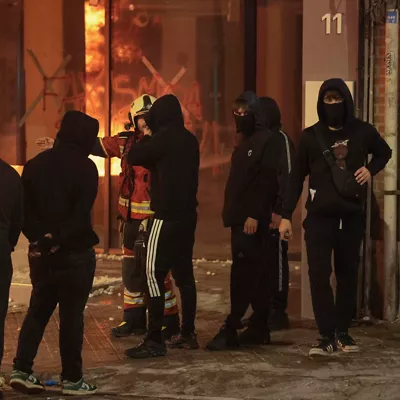 BILBAO, 26/10/2026.- Un bombero habla con un grupo de asistentes a la manifestación de estudiantes y de colectivos 'antifascistas' este lunes por el centro de Bilbao "contra el fascismo" y en protesta por el acto anunciado por el agitador y activista político Vito Quiles para esta tarde en la ciudad. EFE/Luis Tejido

