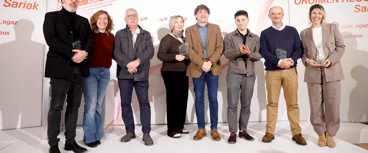 GRAFCAV1574. SAN SEBASTIÁN (ESPAÑA), 28/03/2026.- Los dirigentes del PSE-EE, Eneko Andueza (c), y Susana García Chueca (2i), y el Secretario General del JSE-Egaz, Gabriel Arrúe (3d), posan junto a los galardonados con los premios Oroimen Hegoak 2026 de las Juventudes Socialistas de Euskadi, los periodistas, Aurora Intxausti (4i), Gorka Landaburu (3i), y el hijo de José Luis López de la Calle, Alain (i), José Antonio Pérez (2d), del Instituto Valentín de Foronda, y la productora de la película “La infiltrada”, María Luisa Dominguez (d). EFE/Juan Herrero

