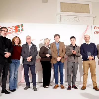 GRAFCAV1574. SAN SEBASTIÁN (ESPAÑA), 28/03/2026.- Los dirigentes del PSE-EE, Eneko Andueza (c), y Susana García Chueca (2i), y el Secretario General del JSE-Egaz, Gabriel Arrúe (3d), posan junto a los galardonados con los premios Oroimen Hegoak 2026 de las Juventudes Socialistas de Euskadi, los periodistas, Aurora Intxausti (4i), Gorka Landaburu (3i), y el hijo de José Luis López de la Calle, Alain (i), José Antonio Pérez (2d), del Instituto Valentín de Foronda, y la productora de la película “La infiltrada”, María Luisa Dominguez (d). EFE/Juan Herrero
