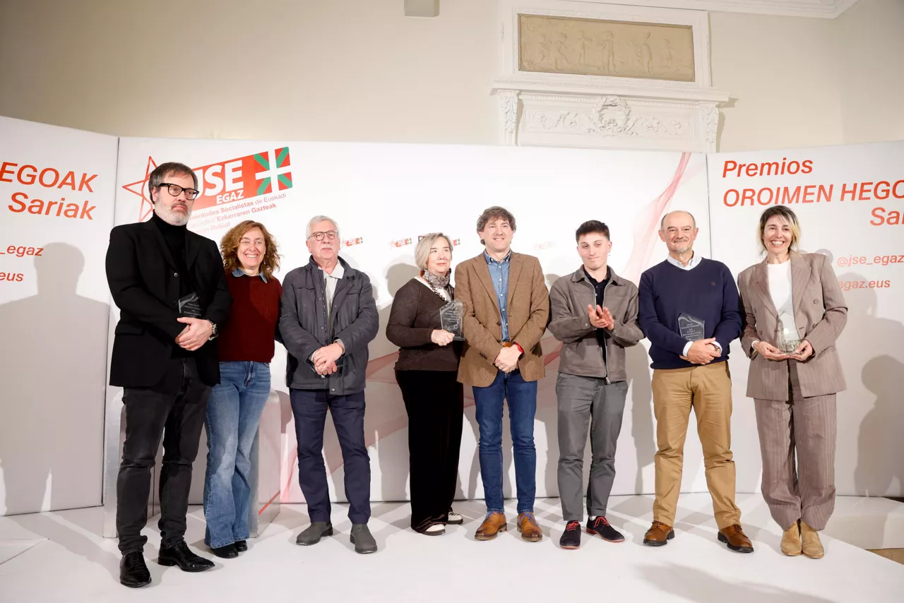 GRAFCAV1574. SAN SEBASTIÁN (ESPAÑA), 28/03/2026.- Los dirigentes del PSE-EE, Eneko Andueza (c), y Susana García Chueca (2i), y el Secretario General del JSE-Egaz, Gabriel Arrúe (3d), posan junto a los galardonados con los premios Oroimen Hegoak 2026 de las Juventudes Socialistas de Euskadi, los periodistas, Aurora Intxausti (4i), Gorka Landaburu (3i), y el hijo de José Luis López de la Calle, Alain (i), José Antonio Pérez (2d), del Instituto Valentín de Foronda, y la productora de la película “La infiltrada”, María Luisa Dominguez (d). EFE/Juan Herrero
